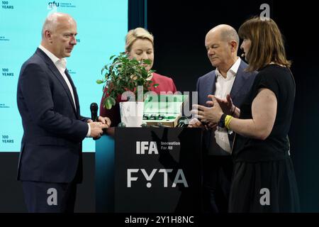 Berlin, Berlin, Allemagne. 6 septembre 2024. Le chancelier allemand Olaf Scholz au gala d'ouverture et à une visite guidée de l'exposition. (Crédit image : © Beata Siewicz/Pacific Press via ZUMA Press Wire) USAGE ÉDITORIAL SEULEMENT! Non destiné à UN USAGE commercial ! Crédit : ZUMA Press, Inc/Alamy Live News Banque D'Images