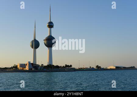 Vue de Koweït City dans une journée ensoleillée et coucher de soleil en arrière-plan. Banque D'Images