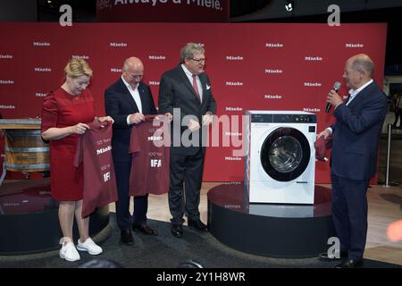 Berlin, Berlin, Allemagne. 6 septembre 2024. Le chancelier allemand Olaf Scholz au gala d'ouverture et à une visite guidée de l'exposition. (Crédit image : © Beata Siewicz/Pacific Press via ZUMA Press Wire) USAGE ÉDITORIAL SEULEMENT! Non destiné à UN USAGE commercial ! Crédit : ZUMA Press, Inc/Alamy Live News Banque D'Images