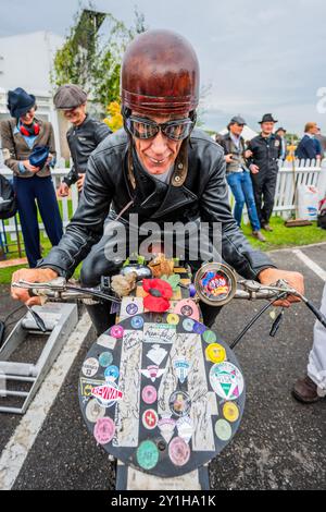 Goodwood, Royaume-Uni. 7 septembre 2024. Préparation à la course de moto Barry Sheene Memorial Trophy. - Le renouveau Goodwood - la seule rencontre historique de course automobile à être entièrement organisée dans un thème d'époque, une célébration immersive des voitures emblématiques et de la mode. Crédit : Guy Bell/Alamy Live News Banque D'Images