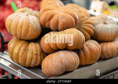 Citrouilles orange sur le marché public en plein air Banque D'Images