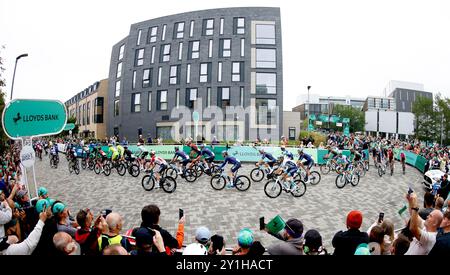 Les coureurs partent à l'université de Northampton lors de la cinquième étape du Lloyds Bank Tour of Britain Men 2024 à Northampton. Date de la photo : samedi 7 septembre 2024. Banque D'Images