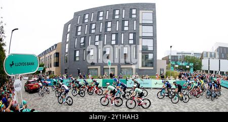 Les coureurs partent à l'université de Northampton lors de la cinquième étape du Lloyds Bank Tour of Britain Men 2024 à Northampton. Date de la photo : samedi 7 septembre 2024. Banque D'Images