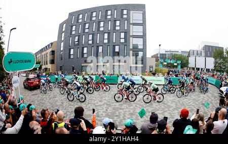 Les coureurs partent à l'université de Northampton lors de la cinquième étape du Lloyds Bank Tour of Britain Men 2024 à Northampton. Date de la photo : samedi 7 septembre 2024. Banque D'Images