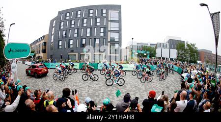 Les coureurs partent à l'université de Northampton lors de la cinquième étape du Lloyds Bank Tour of Britain Men 2024 à Northampton. Date de la photo : samedi 7 septembre 2024. Banque D'Images