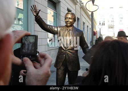 Sanremo, Italie. 16 février 2013. Foto Claudio Bernardi/LaPresse 16-02-2013 Sanremo IM - Italia spettacolo Una folla di fans in pellegrinaggio alla statua di Mike Bongiorno inaugurata ieri a Sanremo nella foto : fans si fanno fotografare accanto alla statua di Mike Bongiorno photo Claudio Bernardi/LaPresse 16-02-2013 Sanremo IM - Italie Entertainment fans visitent la statue de Mike Bongiorno sur la photo : Alamy Live News Banque D'Images