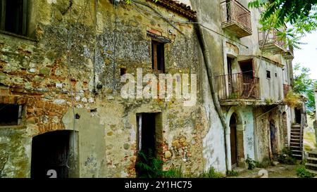 Alianello, village fantôme, Matera, Basilicate, Italie Banque D'Images