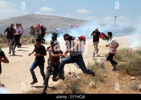Des manifestants palestiniens affrontent les forces de sécurité israéliennes dans le village de Beit Dajan, en Cisjordanie, lors d’une manifestation de solidarité avec les détenus palestiniens en grève de la faim dans les prisons israéliennes Banque D'Images