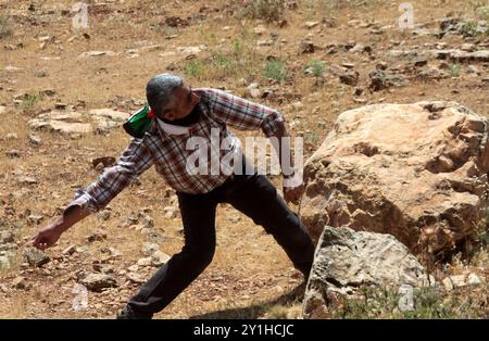 Des manifestants palestiniens affrontent les forces de sécurité israéliennes dans le village de Beit Dajan, en Cisjordanie, lors d’une manifestation de solidarité avec les détenus palestiniens en grève de la faim dans les prisons israéliennes Banque D'Images