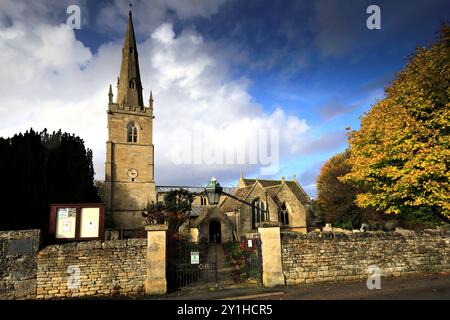 Automne, église St Marys, village d'Edith Weston Comté de Rutland, Angleterre, Royaume-Uni Banque D'Images