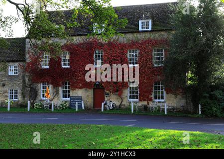 Autumn Colours, Fox and Hounds Inn, village d'Exton, comté de Rutland, Angleterre, Royaume-Uni Banque D'Images