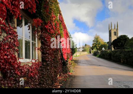 Automne, église St Andrews, village de Collyweston, comté de North Northamptonshire, Angleterre, ROYAUME-UNI Banque D'Images