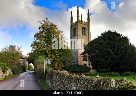 Automne, église St Andrews, village de Collyweston, comté de North Northamptonshire, Angleterre, ROYAUME-UNI Banque D'Images