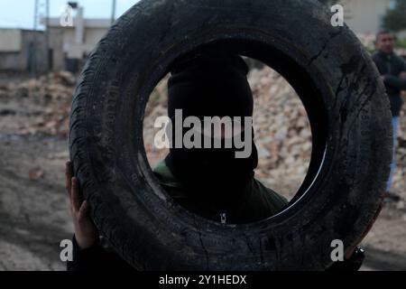 Des enfants et adolescents palestiniens affrontent des membres des forces de sécurité israéliennes à la suite d'une manifestation contre l'expansion de la colonie israélienne voisine de Qadomem, dans le village de Kafr Qaddum, en Cisjordanie, près de Naplouse Banque D'Images