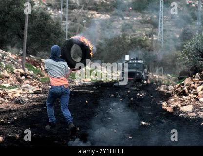 Des enfants et adolescents palestiniens affrontent des membres des forces de sécurité israéliennes à la suite d'une manifestation contre l'expansion de la colonie israélienne voisine de Qadomem, dans le village de Kafr Qaddum, en Cisjordanie, près de Naplouse Banque D'Images