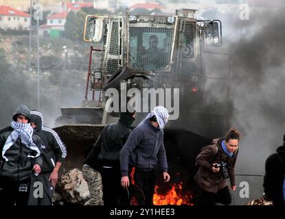 Des enfants et adolescents palestiniens affrontent des membres des forces de sécurité israéliennes à la suite d'une manifestation contre l'expansion de la colonie israélienne voisine de Qadomem, dans le village de Kafr Qaddum, en Cisjordanie, près de Naplouse Banque D'Images