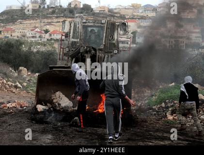 Des enfants et adolescents palestiniens affrontent des membres des forces de sécurité israéliennes à la suite d'une manifestation contre l'expansion de la colonie israélienne voisine de Qadomem, dans le village de Kafr Qaddum, en Cisjordanie, près de Naplouse Banque D'Images