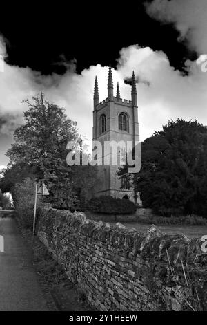 Automne, église St Andrews, village de Collyweston, comté de North Northamptonshire, Angleterre, ROYAUME-UNI Banque D'Images