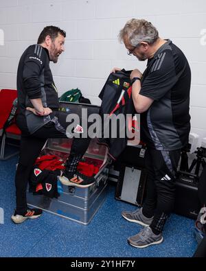 CARDIFF, PAYS DE GALLES - 06 SEPTEMBRE 2024 : David Griffiths, Equipment Manager du pays de Galles, et Kevin McCusker, Equipment Manager du pays de Galles, lors du Group H 2025 UEFA Banque D'Images