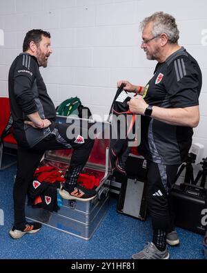 CARDIFF, PAYS DE GALLES - 06 SEPTEMBRE 2024 : David Griffiths, Equipment Manager du pays de Galles, et Kevin McCusker, Equipment Manager du pays de Galles, lors du Group H 2025 UEFA Banque D'Images