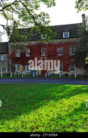 Autumn Colours, Fox and Hounds Inn, village d'Exton, comté de Rutland, Angleterre, Royaume-Uni Banque D'Images