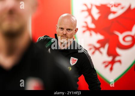 CARDIFF, PAYS DE GALLES - 06 SEPTEMBRE 2024 : le physiothérapeute du pays de Galles, Sean Connelly, lors du match du Groupe H 2025 de l'UEFA Nations League entre le pays de Galles et la Turquie à Banque D'Images