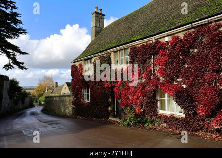 Autumn Ivy sur un chalet à Collyweston village, North Northamptonshire County, Angleterre, Royaume-Uni Banque D'Images