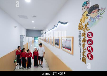 (240907) -- KUNSHAN, 7 septembre 2024 (Xinhua) -- Zhou Jie (1er R), enseignant à plein temps de la « classe de formation de l'Opéra de Kunqu », et des élèves dirigent une session de formation à l'école primaire Shipai Center de Kunshan dans la ville de Kunshan, province du Jiangsu, dans l'est de la Chine, 30 mai 2024. Né en 1995 et élevé dans la ville de Kunshan, dans la province du Jiangsu de l'est de la Chine, Zhou Jie a rempli ses souvenirs d'enfance avec l'opéra de Kunqu à chaque festival et célébration. La ville de Kunshan est le lieu de naissance de l'Opéra de Kunqu, qui est répertorié par l'Organisation des Nations Unies pour l'éducation, la science et la culture (UNESCO) comme un Banque D'Images