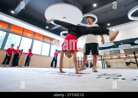 (240907) -- KUNSHAN, 7 septembre 2024 (Xinhua) -- Zhou Jie, enseignant à plein temps de la « classe de formation de l'Opéra de Little Kunqu », guide les élèves dans une salle de formation de l'école primaire Shipai Center de Kunshan dans la ville de Kunshan, province du Jiangsu, dans l'est de la Chine, 6 septembre 2024. Né en 1995 et élevé dans la ville de Kunshan, dans la province du Jiangsu de l'est de la Chine, Zhou Jie a rempli ses souvenirs d'enfance avec l'opéra de Kunqu à chaque festival et célébration. La ville de Kunshan est le lieu de naissance de l'Opéra de Kunqu, classé par l'Organisation des Nations Unies pour l'éducation, la science et la culture (UNESCO) comme immatériel Banque D'Images