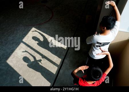 (240907) -- KUNSHAN, 7 septembre 2024 (Xinhua) -- Zhou Jie, enseignant à plein temps de la « classe de formation de l'Opéra de Kunqu », guide un élève dans une salle de formation de l'école primaire Shipai Center de Kunshan dans la ville de Kunshan, province du Jiangsu, dans l'est de la Chine, 6 septembre 2024. Né en 1995 et élevé dans la ville de Kunshan, dans la province du Jiangsu de l'est de la Chine, Zhou Jie a rempli ses souvenirs d'enfance avec l'opéra de Kunqu à chaque festival et célébration. La ville de Kunshan est le lieu de naissance de l'Opéra de Kunqu, classé par l'Organisation des Nations Unies pour l'éducation, la science et la culture (UNESCO) comme immatériel Banque D'Images