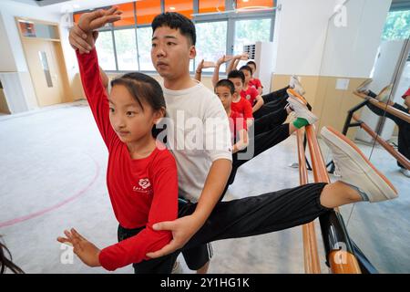 (240907) -- KUNSHAN, 7 septembre 2024 (Xinhua) -- Zhou Jie, enseignant à plein temps de la « classe de formation de l'Opéra de Little Kunqu », guide les élèves dans une salle de formation de l'école primaire Shipai Center de Kunshan dans la ville de Kunshan, province du Jiangsu, dans l'est de la Chine, 6 septembre 2024. Né en 1995 et élevé dans la ville de Kunshan, dans la province du Jiangsu de l'est de la Chine, Zhou Jie a rempli ses souvenirs d'enfance avec l'opéra de Kunqu à chaque festival et célébration. La ville de Kunshan est le lieu de naissance de l'Opéra de Kunqu, classé par l'Organisation des Nations Unies pour l'éducation, la science et la culture (UNESCO) comme immatériel Banque D'Images