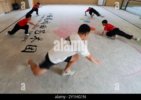 (240907) -- KUNSHAN, 7 septembre 2024 (Xinhua) -- Zhou Jie (avant), enseignant à plein temps de la « classe de formation de l'Opéra de Little Kunqu », guide les élèves dans une salle de formation de l'école primaire Shipai Center de Kunshan dans la ville de Kunshan, province du Jiangsu, dans l'est de la Chine, 6 septembre 2024. Né en 1995 et élevé dans la ville de Kunshan, dans la province du Jiangsu de l'est de la Chine, Zhou Jie a rempli ses souvenirs d'enfance avec l'opéra de Kunqu à chaque festival et célébration. La ville de Kunshan est le lieu de naissance de l'Opéra de Kunqu, qui est répertorié par l'Organisation des Nations Unies pour l'éducation, la science et la culture (UNESCO) comme int Banque D'Images