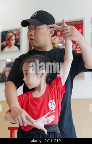 (240907) -- KUNSHAN, 7 septembre 2024 (Xinhua) -- Xie Suqian (avant), élève de la « classe de formation de l'Opéra de Kunqu », pratique sous la direction de Zhou Jie, professeur à temps plein, à l'école primaire Shipai Center de Kunshan dans la ville de Kunshan, province du Jiangsu, dans l'est de la Chine, le 26 mai 2024. Né en 1995 et élevé dans la ville de Kunshan, dans la province du Jiangsu de l'est de la Chine, Zhou Jie a rempli ses souvenirs d'enfance avec l'opéra de Kunqu à chaque festival et célébration. La ville de Kunshan est le lieu de naissance de l'Opéra de Kunqu, répertorié par l'Organisation des Nations Unies pour l'éducation, la science et la culture (une Banque D'Images