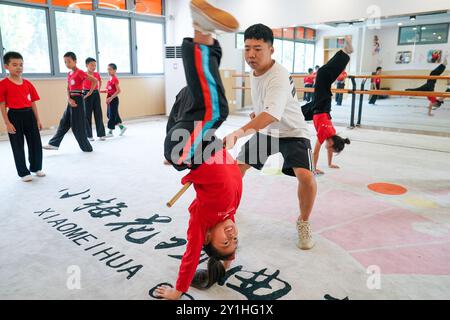 (240907) -- KUNSHAN, 7 septembre 2024 (Xinhua) -- Zhou Jie, enseignant à plein temps de la « classe de formation de l'Opéra de Little Kunqu », guide les élèves dans une salle de formation de l'école primaire Shipai Center de Kunshan dans la ville de Kunshan, province du Jiangsu, dans l'est de la Chine, 6 septembre 2024. Né en 1995 et élevé dans la ville de Kunshan, dans la province du Jiangsu de l'est de la Chine, Zhou Jie a rempli ses souvenirs d'enfance avec l'opéra de Kunqu à chaque festival et célébration. La ville de Kunshan est le lieu de naissance de l'Opéra de Kunqu, classé par l'Organisation des Nations Unies pour l'éducation, la science et la culture (UNESCO) comme immatériel Banque D'Images