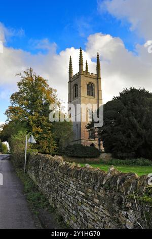 Automne, église St Andrews, village de Collyweston, comté de North Northamptonshire, Angleterre, ROYAUME-UNI Banque D'Images