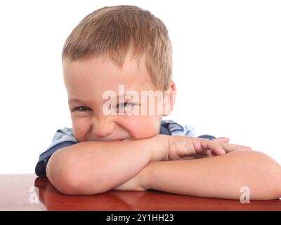 portrait de petit garçon sourd avec grimace drôle sur fond blanc isolé Banque D'Images