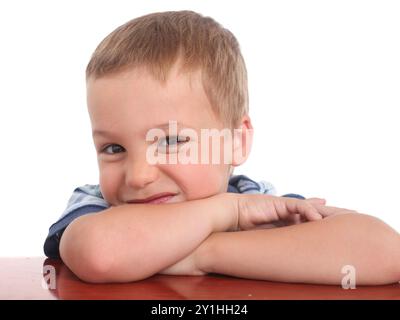 portrait de petit garçon sourd avec grimace drôle sur fond blanc isolé Banque D'Images