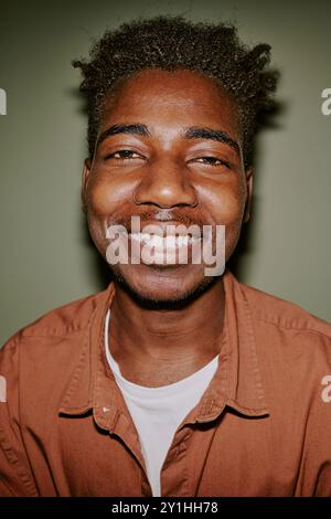 Portrait moyen en gros plan de jeune et beau homme noir souriant largement tout en regardant la caméra Banque D'Images