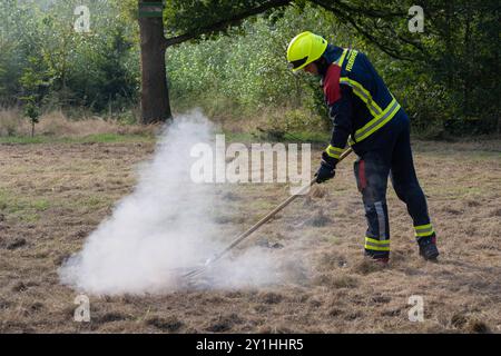 Übung zur Bekämpfung eines Vegetationsbrandes AM 07.09.2024Übung zur Bekämpfung eines Vegetationsbrandes AM 07.09.2024 07.09.24, Umwelt, Ungluecke : Uebung zur Bekaempfung eines Vegetations- bzw. Waldbrandes im Hardter Wald in Moenchengladbach mit CA. 80 Einsatzkraeften. Feuerbekaempfung mit einer Brandklatsche durch einen Feuerwehrmann. Foto : Kirchner-Media/TH *** exercice de lutte contre un feu de végétation le 07 09 2024Exercise de lutte contre un feu de végétation le 07 09 2024 07 09 24, environnement, accidents exercice de lutte contre un feu de végétation ou de forêt à Hardter Wald à Moenchengladbach avec environ 80 sapins Banque D'Images