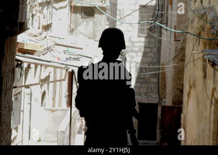 Territoire palestinien - des membres des forces de sécurité palestiniennes prennent position lors d'un raid suite à des affrontements avec des Palestiniens armés dans la vieille ville de Naplouse, en Cisjordanie Banque D'Images