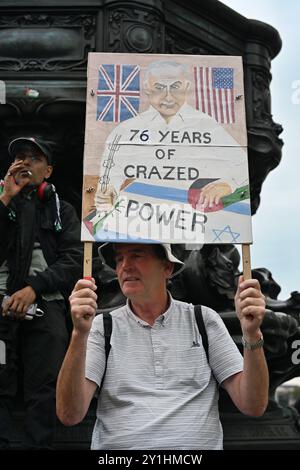 Londres, Royaume-Uni 7 septembre 2024 : la police a restreint la Marche nationale pacifique pour la Palestine, qui vise à mettre fin au génocide, arrêter d'armer Israël, éviter la guerre au moyen-Orient, et s'opposer à l'islamophobie rassemblement à Piccadilly Circus. Les manifestants sont en colère contre les crimes méchants commis par les FDI contre les Palestiniens non armés, dont la moitié sont des enfants et des bébés. Les manifestants réclament désespérément la fin du génocide, espérant que le monde connaîtra les souffrances du peuple palestinien sur son propre territoire. Crédit : Voir Li/Picture Capital/Alamy Live News Banque D'Images