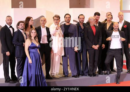 Italie, Lido di Venezia, 06 septembre 2024 : le réalisateur Joe Wright avec Antonio Scurati, Luca Marinelli, et le casting et l'équipe du film 'M. il figlio del secolo' (M. son du siècle) assiste à un tapis rouge lors du 81e Festival international du film de Venise le 06 septembre 2024 à Venise, Italie. Photo © Ottavia Da Re/Sintesi/Alamy Live News Banque D'Images