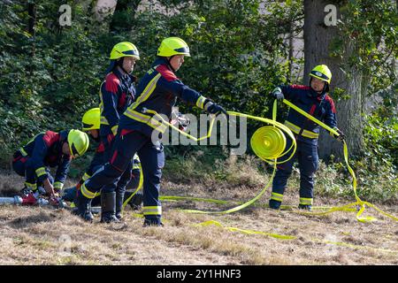 Übung zur Bekämpfung eines Vegetationsbrandes AM 07.09.2024Übung zur Bekämpfung eines Vegetationsbrandes AM 07.09.2024 07.09.24, Umwelt, Ungluecke : Uebung zur Bekaempfung eines Vegetations- bzw. Waldbrandes im Hardter Wald in Moenchengladbach mit CA. 80 Einsatzkraeften. Die Schlaeuche werden durch die Feuerwehrleute angeschlossen und ausgerollt. Foto : Kirchner-Media/TH *** exercice de lutte contre un feu de végétation le 07 09 2024Exercise pour lutter contre un feu de végétation le 07 09 2024 07 09 24, environnement, accidents exercice de lutte contre un feu de végétation ou de forêt à Hardter Wald à Moenchengladbach avec appro Banque D'Images