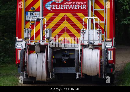 Übung zur Bekämpfung eines Vegetationsbrandes AM 07.09.2024Übung zur Bekämpfung eines Vegetationsbrandes AM 07.09.2024 07.09.24, Umwelt, Ungluecke : Uebung zur Bekaempfung eines Vegetations- bzw. Waldbrandes im Hardter Wald in Moenchengladbach mit CA. 80 Einsatzkraeften. Schlauchwagen auf der Rueckseite eines Feuerwehrfahrzeuges. Foto : Kirchner-Media/TH *** exercice de lutte contre un feu de végétation le 07 09 2024Exercise pour lutter contre un feu de végétation le 07 09 2024 07 09 24, environnement, accidents exercice de lutte contre un feu de végétation ou de forêt à Hardter Wald à Moenchengladbach avec environ 80 pompier Banque D'Images