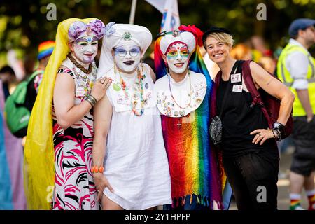 Erfurt, Allemagne. 07 septembre 2024. Des activistes du groupe 'Sisters of Perpetual indulgence' participent à Christopher Street Day (CSD). La devise de la CSD 2024 est "pour un Erfurt coloré - pas un pas en arrière". Crédit : Jacob Schröter/dpa/Alamy Live News Banque D'Images