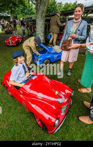 Goodwood, Royaume-Uni. 7 septembre 2024. Préparation de la Settrington Cup, course de voitures à pédales - le renouveau Goodwood - la seule rencontre historique de course automobile à être entièrement organisée dans un thème d'époque, une célébration immersive des voitures emblématiques et de la mode. Crédit : Guy Bell/Alamy Live News Banque D'Images