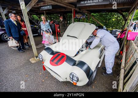 Goodwood, Royaume-Uni. 7 septembre 2024. Préparer un AC Cobra dans le paddock - le renouveau de Goodwood - la seule rencontre historique de course automobile à être entièrement organisée dans un thème d'époque, une célébration immersive des voitures emblématiques et de la mode. Crédit : Guy Bell/Alamy Live News Banque D'Images