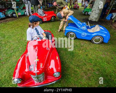 Goodwood, Royaume-Uni. 7 septembre 2024. Préparation de la Settrington Cup, course de voitures à pédales - le renouveau Goodwood - la seule rencontre historique de course automobile à être entièrement organisée dans un thème d'époque, une célébration immersive des voitures emblématiques et de la mode. Crédit : Guy Bell/Alamy Live News Banque D'Images