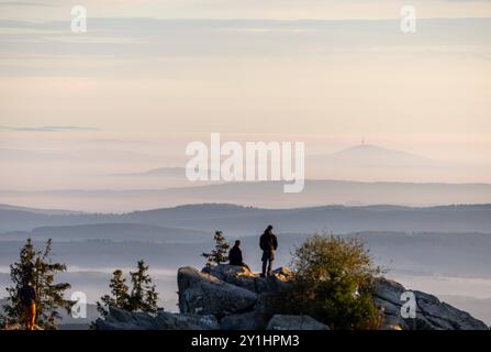 Ausblick über den Nebel Menschen schauen vom Brunhildisfelsen auf dem Großen Feldberg aus auf den Nebel im Tal. In dieser Woche Hat Caspar David Friedrich seinen 250. Geburtstag., Schmitten Hessen Deutschland *** vue sur le brouillard les gens regardent sur le brouillard dans la vallée depuis le rocher Brunhildis sur le Großer Feldberg cette semaine marque le 250ème anniversaire de Caspar David Friedrich , Schmitten Hessen Allemagne Banque D'Images