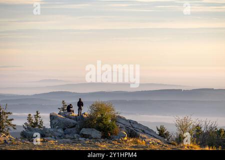 Ausblick über den Nebel Menschen schauen vom Brunhildisfelsen auf dem Großen Feldberg aus auf den Nebel im Tal. In dieser Woche Hat Caspar David Friedrich seinen 250. Geburtstag., Schmitten Hessen Deutschland *** vue sur le brouillard les gens regardent sur le brouillard dans la vallée depuis le rocher Brunhildis sur le Großer Feldberg cette semaine marque le 250ème anniversaire de Caspar David Friedrich , Schmitten Hessen Allemagne Banque D'Images